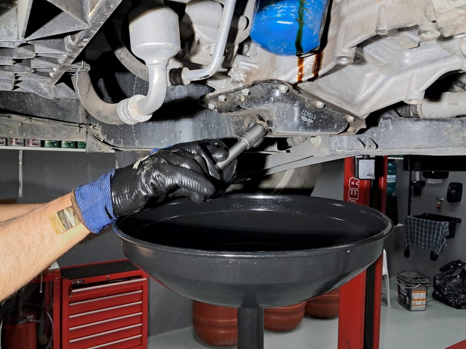 Drenagem de óleo durante manutenção automotiva
