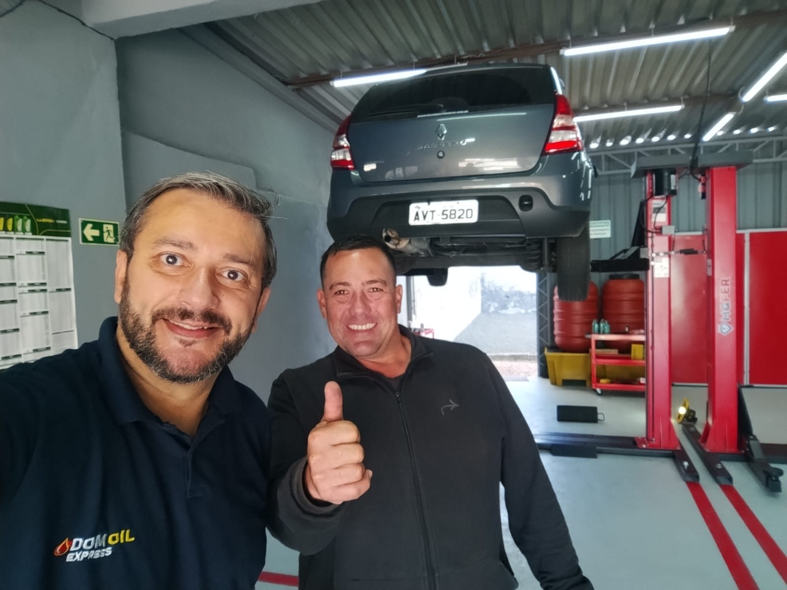 Equipe da Dom Oil Express durante atendimento