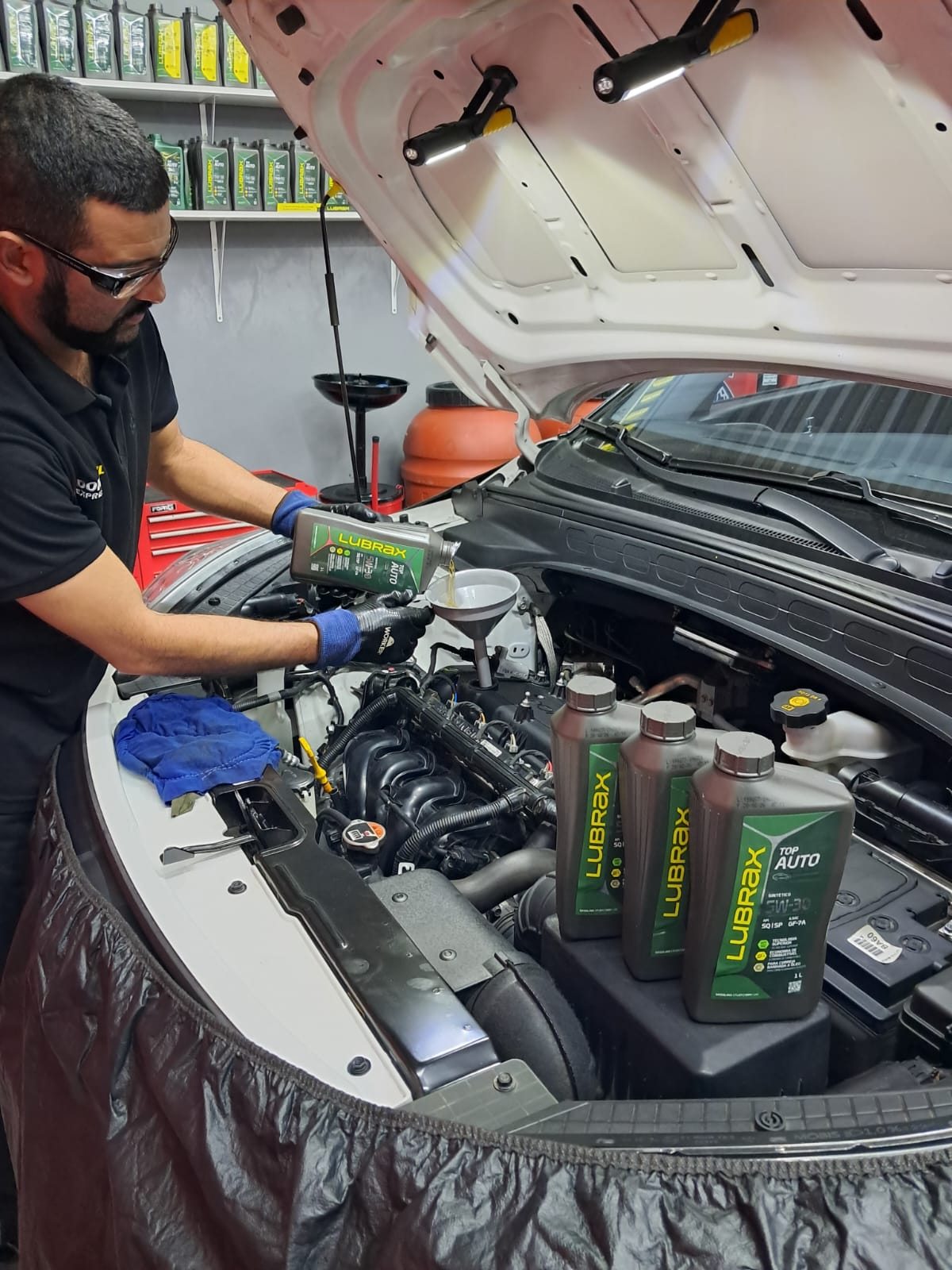 Técnico realizando troca de óleo de motor